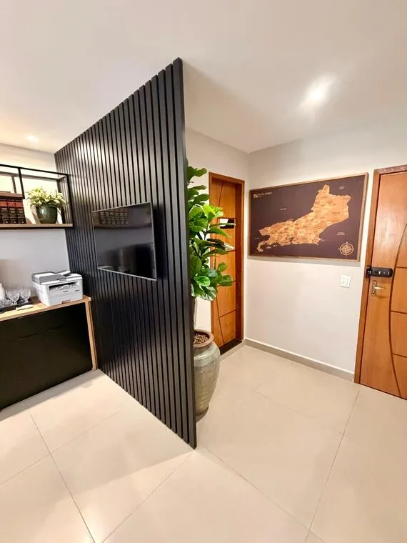 Recepção do cartório com painel ripado, planta e mapa do Rio de Janeiro em madeira
