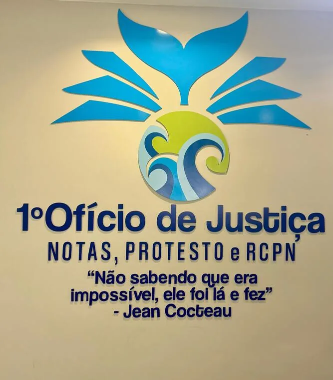 Logotipo do 1º Ofício de Justiça em relevo com citação de Jean Cocteau