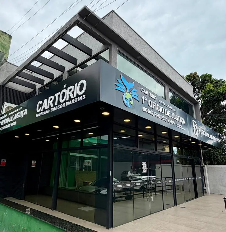 Fachada em vidro e preto do Cartório 1º Ofício de Justiça em Rio das Ostras