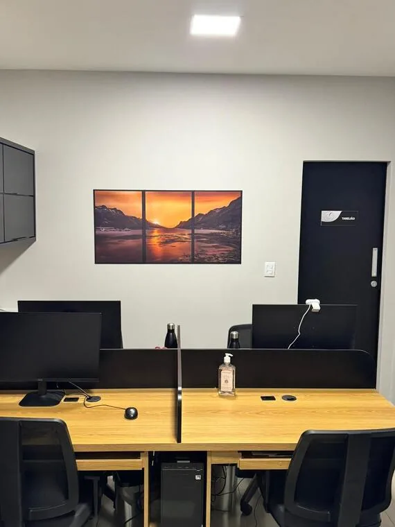 Sala interna do cartório com mesas compartilhadas e porta de acesso ao tabelião