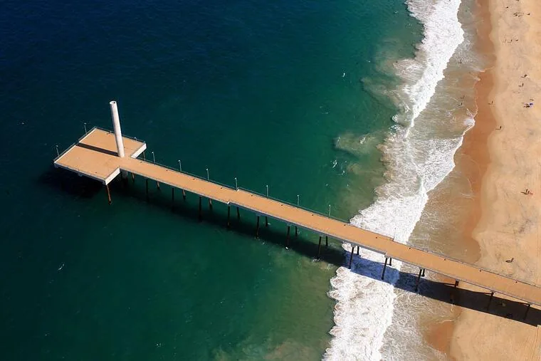 Vista aérea do píer de Rio das Ostras avançando sobre o mar e as ondas